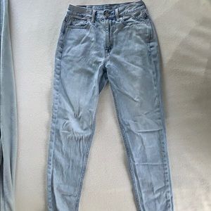 AMERICAN EAGLE MOM JEANS